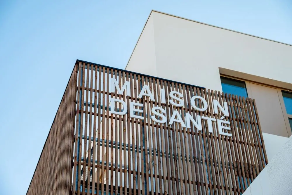 L'enseigne de la Maison de santé de Sérignan